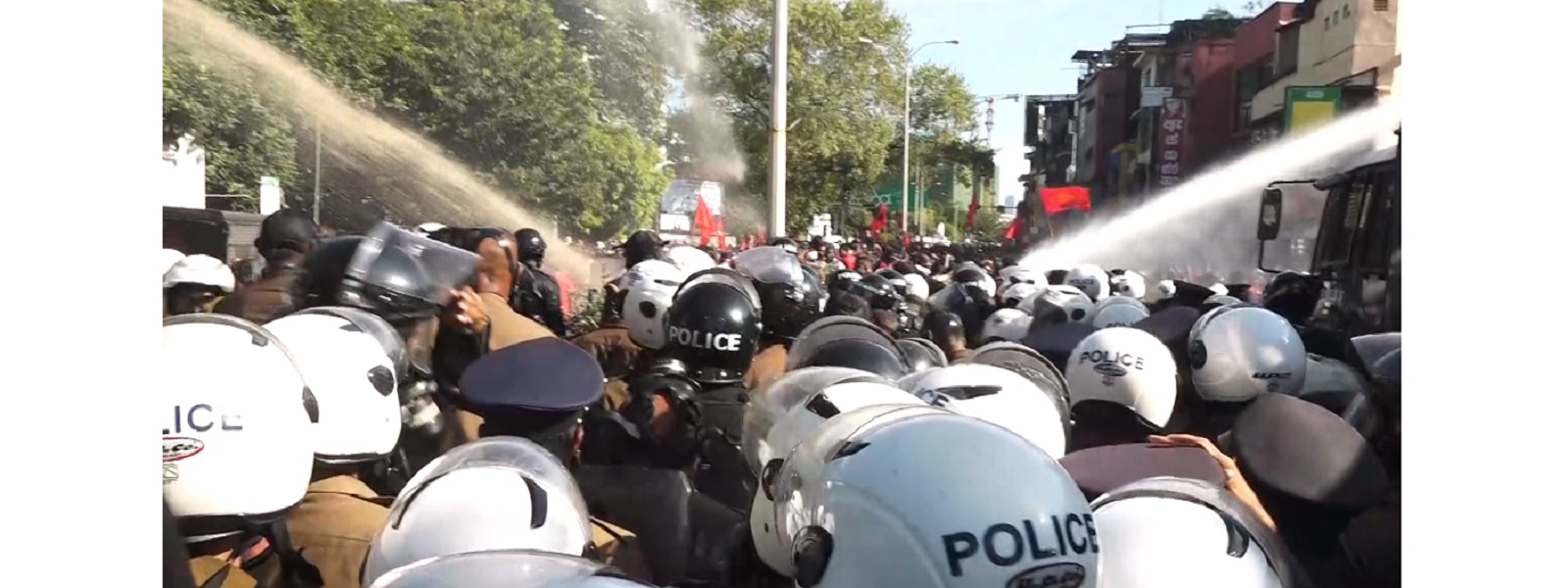 பேரணி மீது நீர்த்தாரை, கண்ணீர்ப்புகை பிரயோகம்